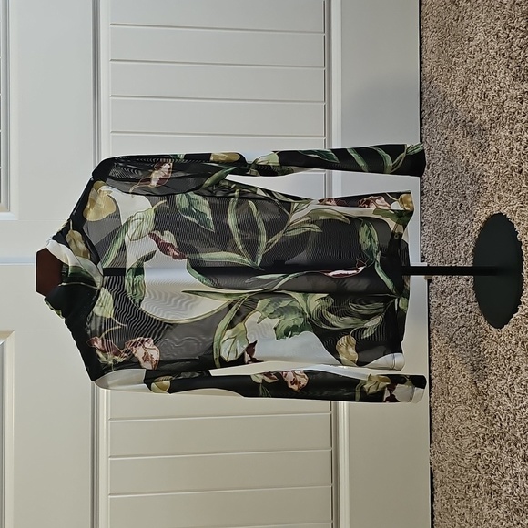 Stunning Sheer Tropical Print White House Black Market top, Never worn! NWOT - Picture 6 of 9